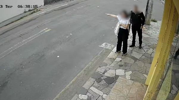 Imagens de videmonitoramento mostram o momento em que um homem supostamente joga o preservativo no meio das coisas da vítima; Polícia Civil afirmou que investiga o caso