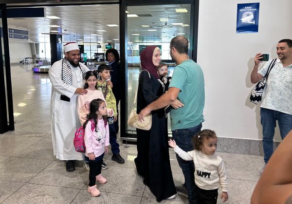 Família vinda da Palestina chega em Vitória por Carlos Alberto Silva