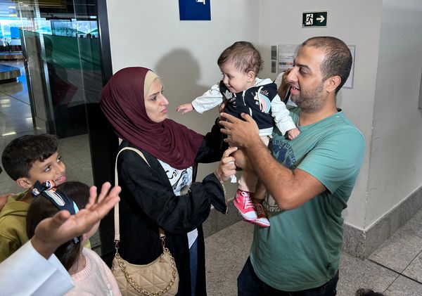 Família vinda da Palestina chega em Vitória por Carlos Alberto Silva