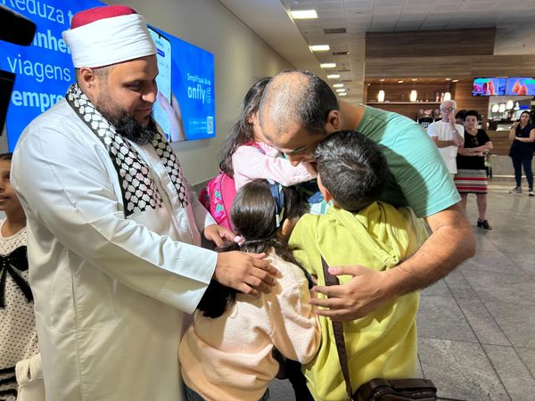 Família vinda da Palestina chega em Vitória por Carlos Alberto Silva