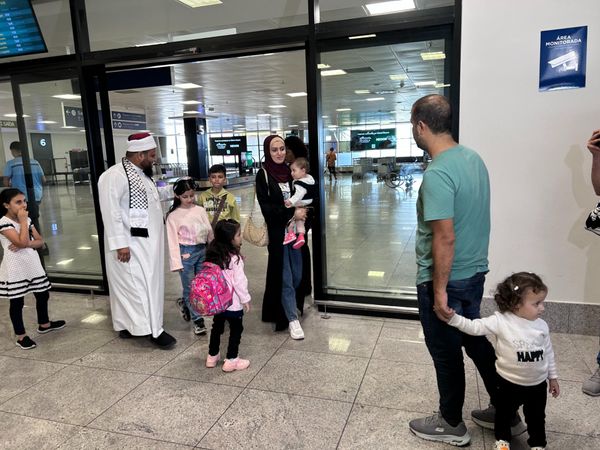 Família vinda da Palestina chega em Vitória por Carlos Alberto Silva