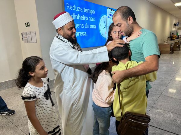 Família vinda da Palestina chega em Vitória por Carlos Alberto Silva