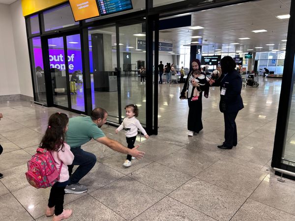 Família vinda da Palestina chega em Vitória por Carlos Alberto Silva