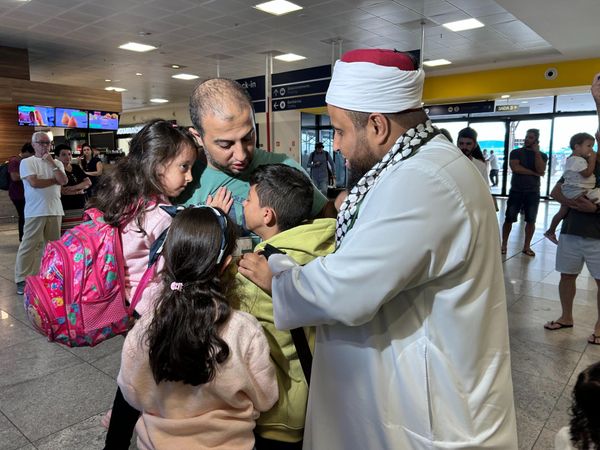 Família vinda da Palestina chega em Vitória por Carlos Alberto Silva