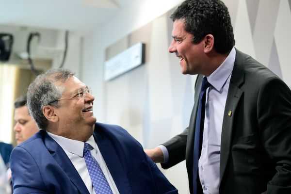 indicado para exercer o cargo de ministro do Supremo Tribunal Federal (STF), Flávio Dino, com o senador Sergio Moro, durante sabatina no Senado Federal