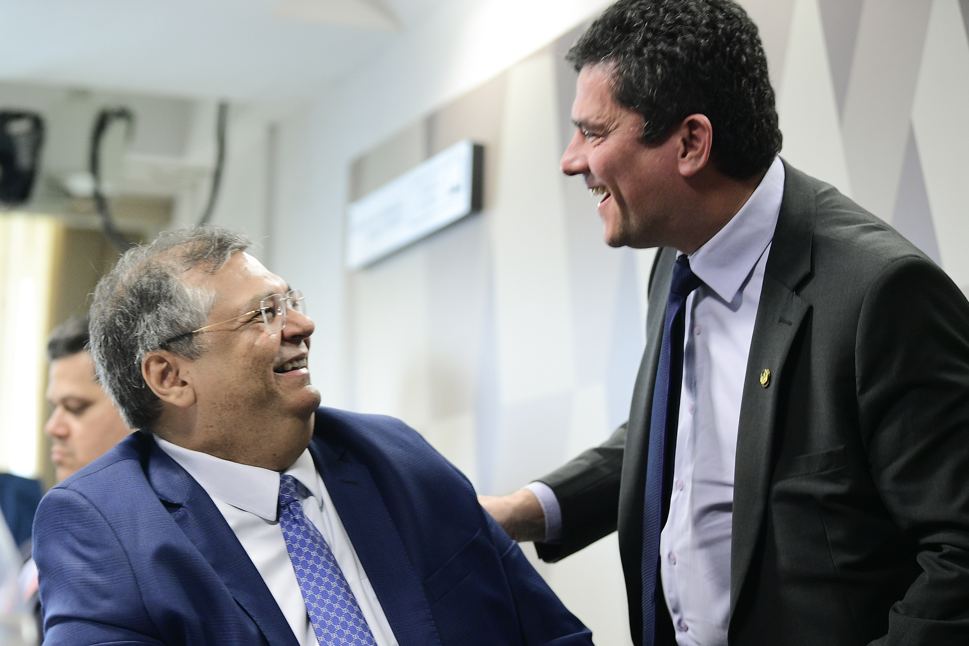 O senador Sergio Moro (União Brasil-PR) cumprimentou o ministro Flávio Dino, sabatinado nesta quarta-feira (13) pela CCJ (Comissão de Constituição e Justiça) do Senado.