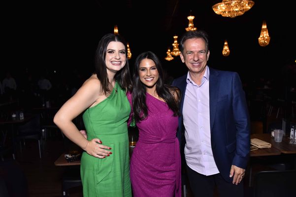 Joana e Rodrigo Barbosa com a cantora Mariana Coelho 