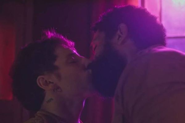 Kevin e Ramiro se beijam na novela 'Terra e Paixão', da Globo