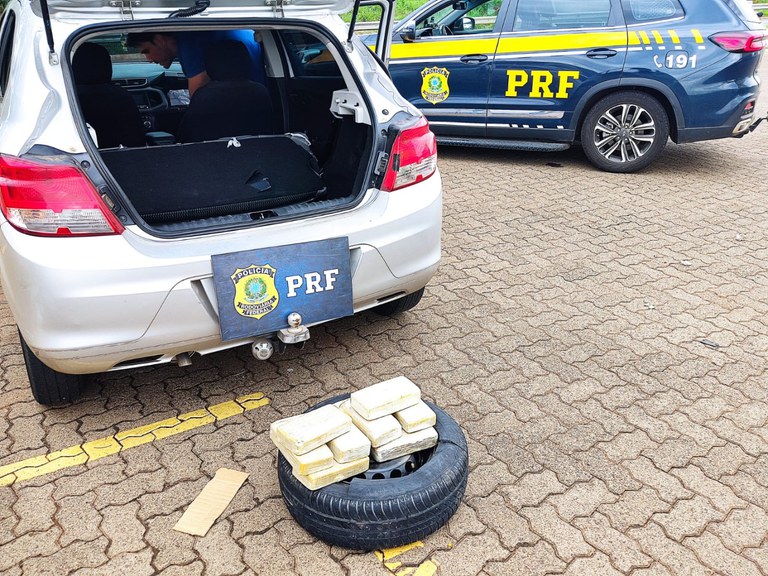 Pasta base foi encontrada no pneu sobressalente de um carro quando veículo passava por Uberlândia (MG); ocupantes contaram que droga seria levada para Cachoeiro de Itapemirim (ES)