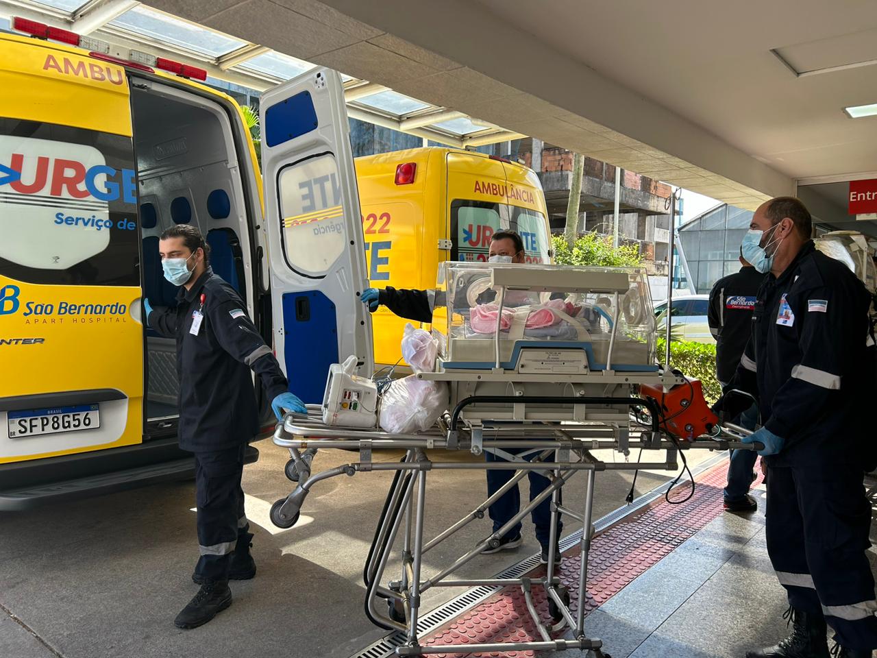 Gêmeos chegaram ao São Bernardo Apart Hospital na tarde desta quarta-feira (13); ainda não há previsão de alta para os quatro bebês