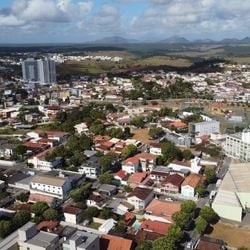 O acidente ocorreu nesta sexta-feira (6),  em frente à sede do Procon e envolveu uma carreta de carga de rocha; vítima sofreu ferimentos graves e foi encaminhada à UPA