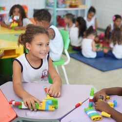Município teve abertura de mais de 1.000 novas vagas na Educação Infantil e Ensino Fundamental, investimento em notebooks para professores e uniformes gratuitos para os alunos