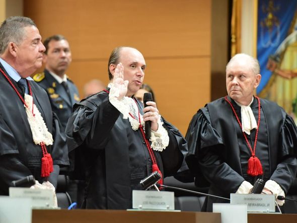 Desembargador Samuel Meira Brasil Junior durante juramento na posse como presidente do TJES por Carlos Alberto Silva