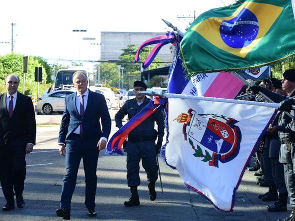 Desembargador Samuel Meira Brasil Junior, novo presidente do TJES, durante revista às tropas com o governador Renato Casagrande por Carlos Alberto Silva