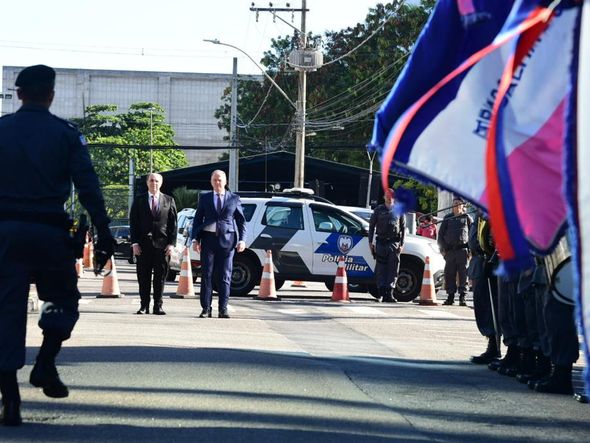 Desembargador Samuel Meira Brasil Junior, novo presidente do TJES, durante revista às tropas com o governador Renato Casagrande por Carlos Alberto Silva