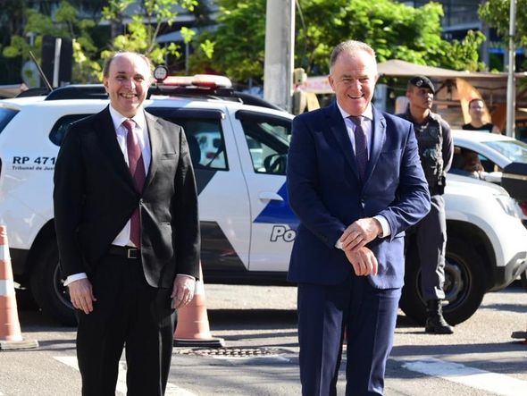 Desembargador Samuel Meira Brasil Junior, novo presidente do TJES, durante revista às tropas com o governador Renato Casagrande por Carlos Alberto Silva