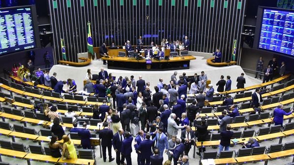 A novidade, em Brasília, é que governadores e prefeitos já não fazem fila, com o pires nas mãos, em frente aos ministérios. A fila agora está em frente dos gabinetes dos deputados e senadores