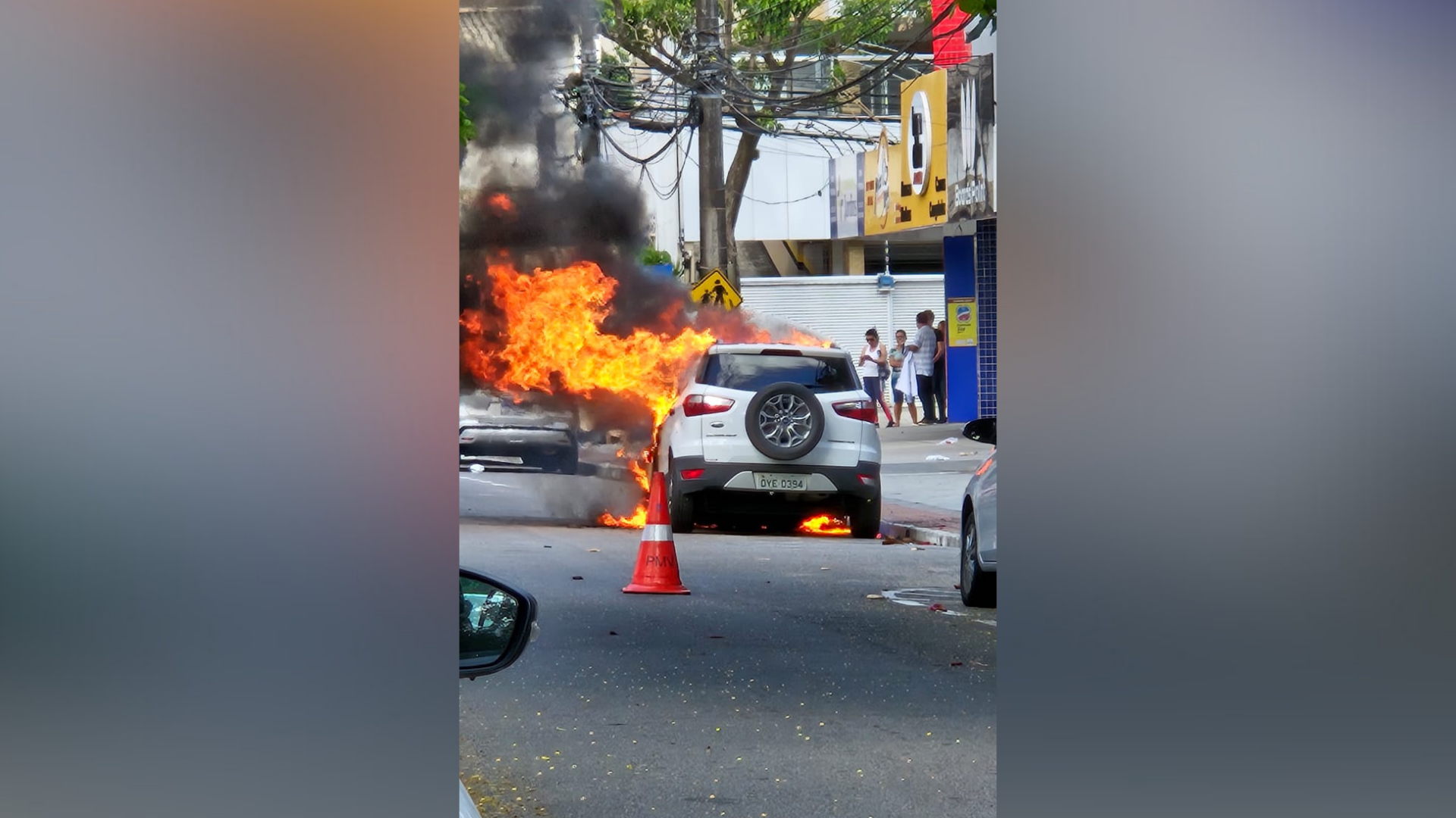 Moradores fizeram imagens do Ford Ecosport em chamas na manhã desta quinta-feira (14); Bombeiros foram ao local para combater as chamas