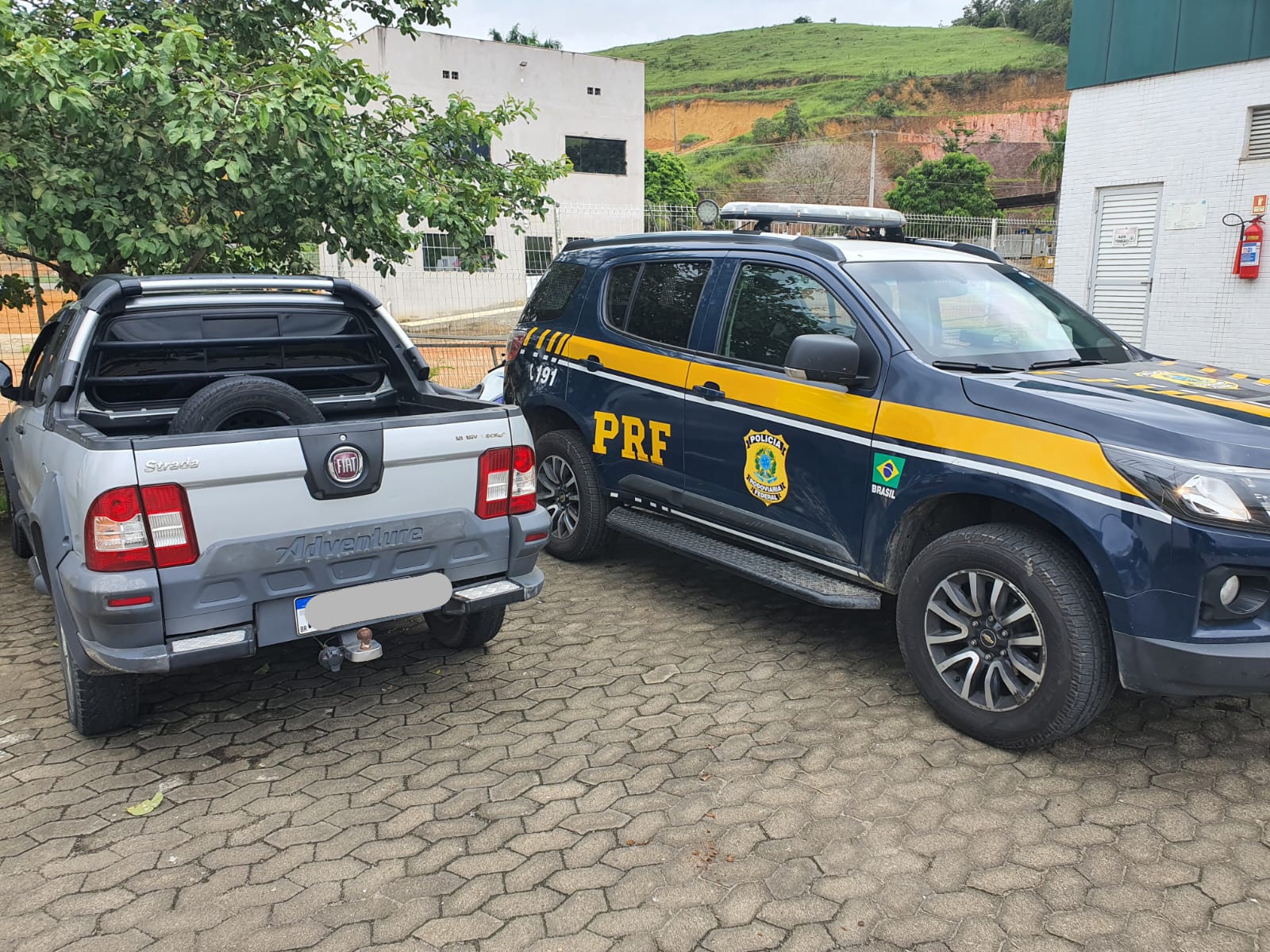 Fiat Strada de cor prata foi recuperada durante ação de fiscalização da Polícia Rodoviária Federal (PRF) na tarde de quarta-feira (13), no km 399 da BR 101