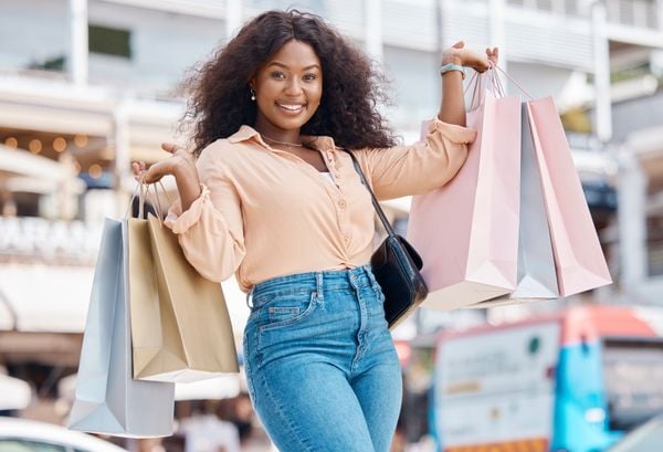 Consumidor; compras; mulher negra
