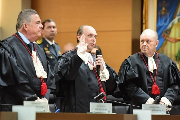 Desembargador Samuel Meira Brasil durante juramento na posse como presidente do TJES