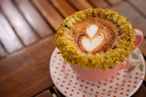 Cappuccino com borda de pistache da Casa Flô, cafeteria na Praia da Costa, Vila Velha