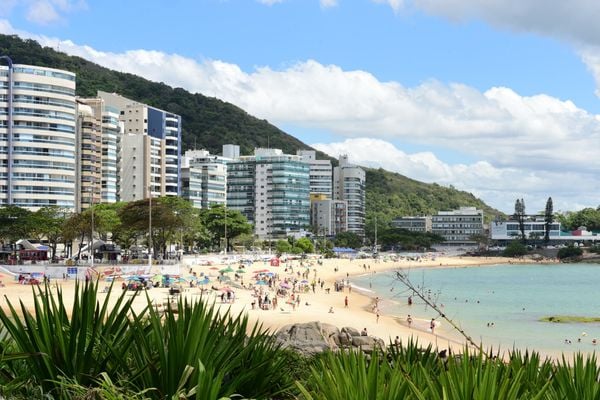 Praia da Sereia, na Praia da Costa, em Vila Velha. Dia de sol e calor. Banhistas curtindo 