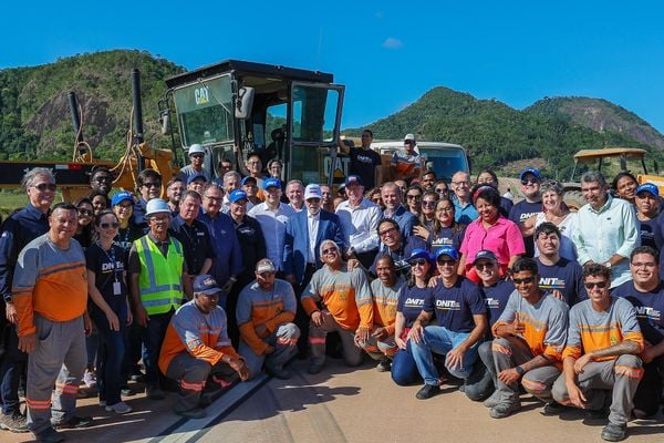  Presidente da República, Luiz Inácio Lula da Silva, posa para fotografia com trabalhadores, durante visita às obra do Contorno Rodoviário do Mestre Álvaro por Ricardo Stuckert/PR