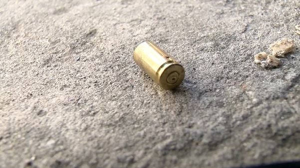 Cápsulas de balas ficaram espalhadas pela rua onde criminosos tentaram matar homem no bairro Resistência
