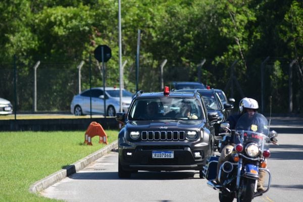 Comitiva do presidente Luiz Inácio Lula da Silva deixa o Aeroporto de Vitória por Vitor Jubini