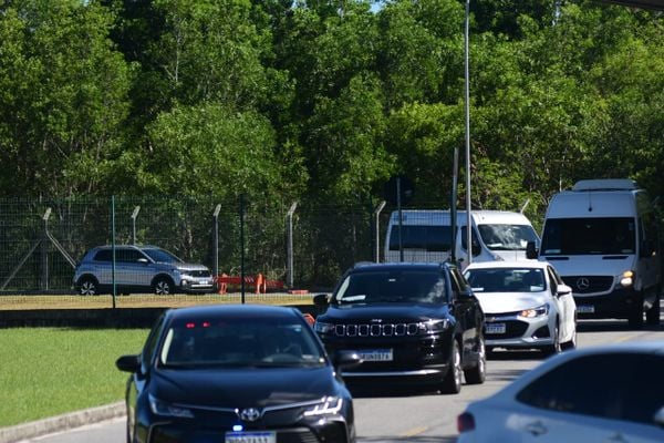 Comitiva do presidente Luiz Inácio Lula da Silva deixa o Aeroporto de Vitória por Vitor Jubini