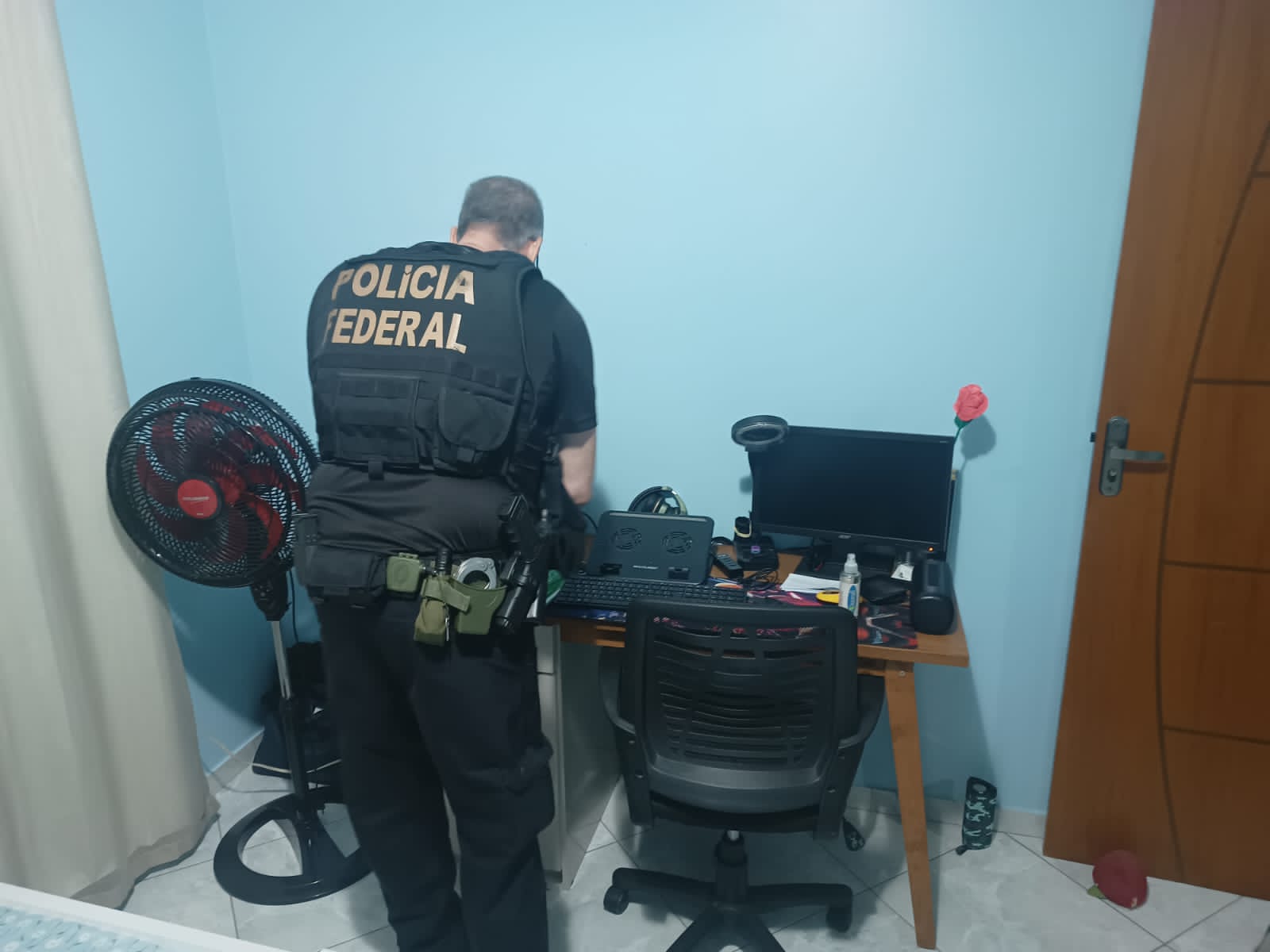 Polícia Federal detalhou que foram apreendidos equipamentos de informática na residência do suspeito ao cumprir mandados de busca e apreensão nos bairros Cidade Pomar e Civit II
