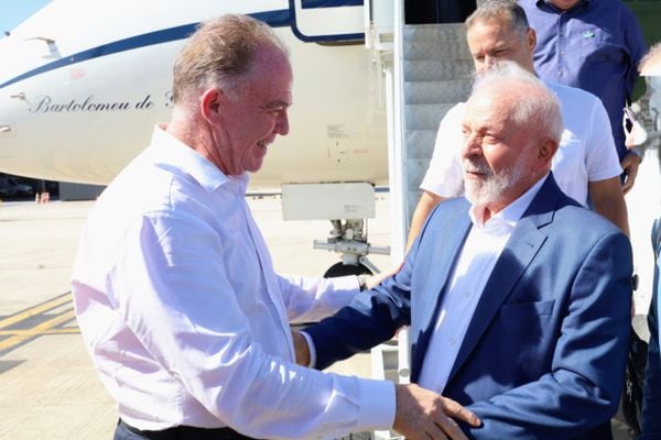 Lula é recepcionado pelo governador Renato Casagrande
