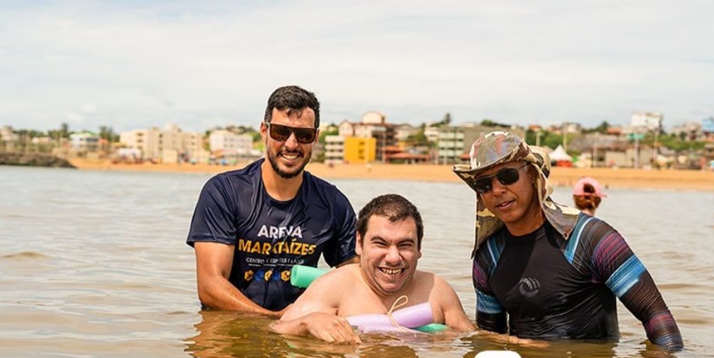 Estrutura com cadeiras anfíbias, esteiras e passarelas é montada na Praia Central para os banhos de mar de quem tem mobilidade reduzida