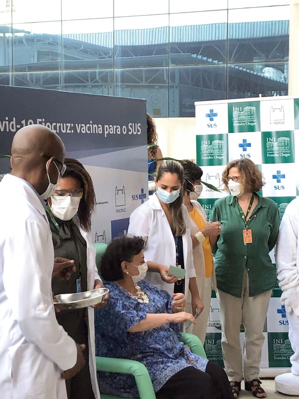 Primeira médica vacinada contra a covid-19, na Fiocruz, em janeiro de 2021 por Acervo pessoal