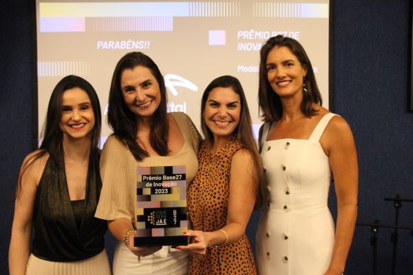 Michele Janovik e Juliana Ferrari do Base27, e Luciana Morgan e Vanessah Ferreira Santos da ArcelorMittal estiveram presentes na premiação