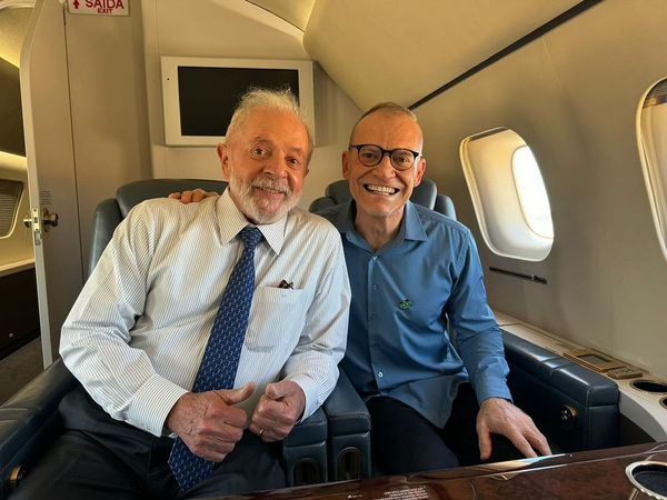 Presidente Luiz inácio Lula da Silva com o senador Fabiano Contarato em voo para o Espírito Santo