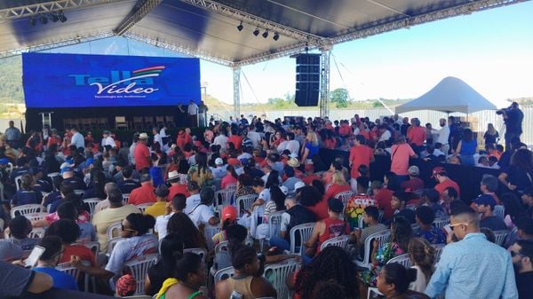 presidente Lula: apoiadores aguardam chegada do presidente Lula