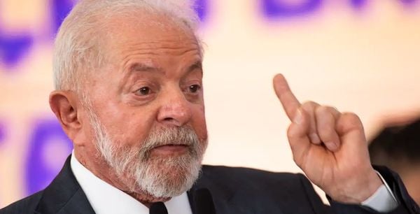 Em postagem de uma matéria pelo deputado Nikolas Ferreira (PL-MG) intitulada 'Lula confirma virada do ano em 'praia privativa', um indivíduo sugeriu a organização de uma 'vaquinha' para financiar um atirador