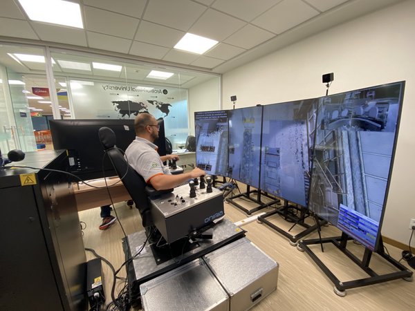 Simulador permite a colaborador treinar para operação de ponte volante na ArcelorMittal