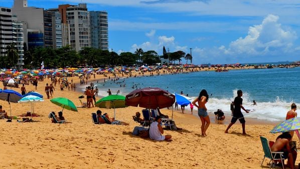 Esposa do homem contou que ele fazia uso de medicamentos para tratamento cardíaco, passou mal e começou a se afogar ao entrar no mar