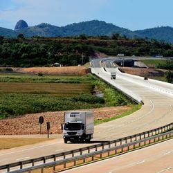 Inaugurada em dezembro de 2023, na Serra, a rodovia segue às escuras após um ano e meio da abertura para os veículos