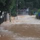chuva 2013 -  Itaguaçu - População atingida pela chuva recolhe alimentos descartados por supermercado