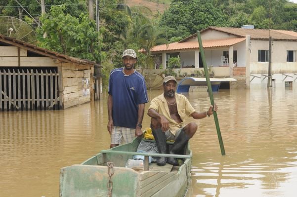 Chuva 2013 -  Colatina - Juarez Joaquim da Silva (esquerda) e Gevaci Azevedo, ajudam moradores com dificuldades por conta da chuva na comunidade de Ponte do Rio Pancas 