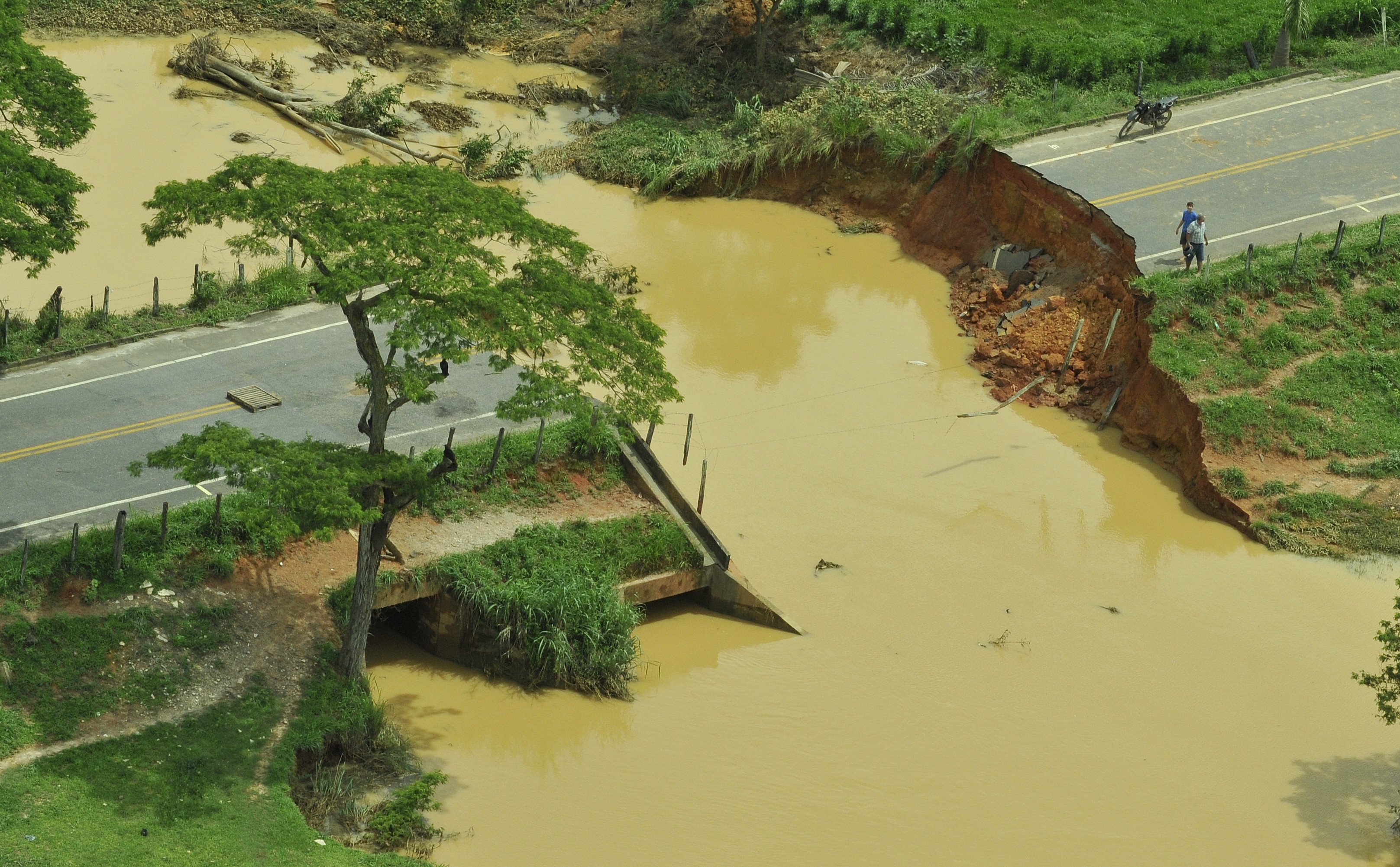 chuva 2013 - Pancas - Em uma rodovia de acesso ao município de Pancas, uma ponte foi arrancada pelas fortes chuvas dos últimos dias 