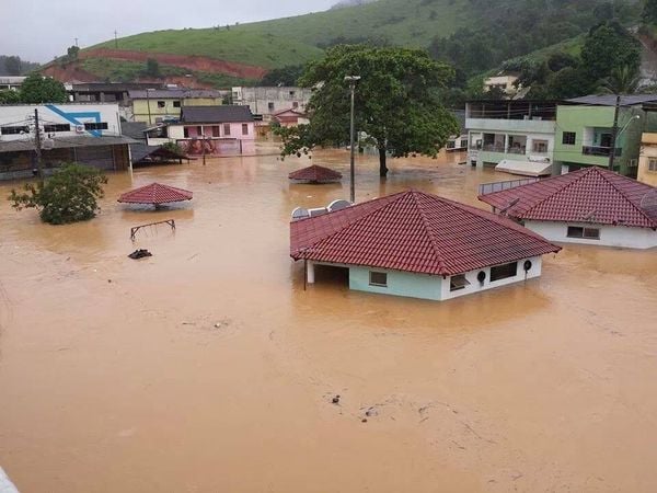 Em Rio Bananal, o alagamento provocado pelas chuvas quase cobriu as casas
