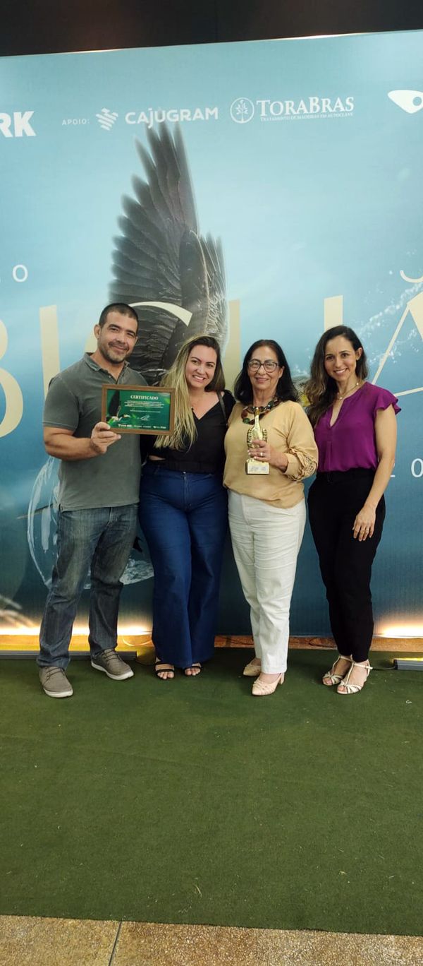 Ao lado da família, recebendo o Prêmio Biguá de Sustentabilidade 2023 por Acervo pessoal