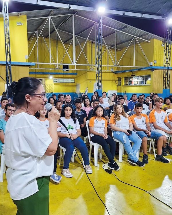 Fazendo palestra para alunos em mais uma ação de educação ambiental por Acervo pessoal