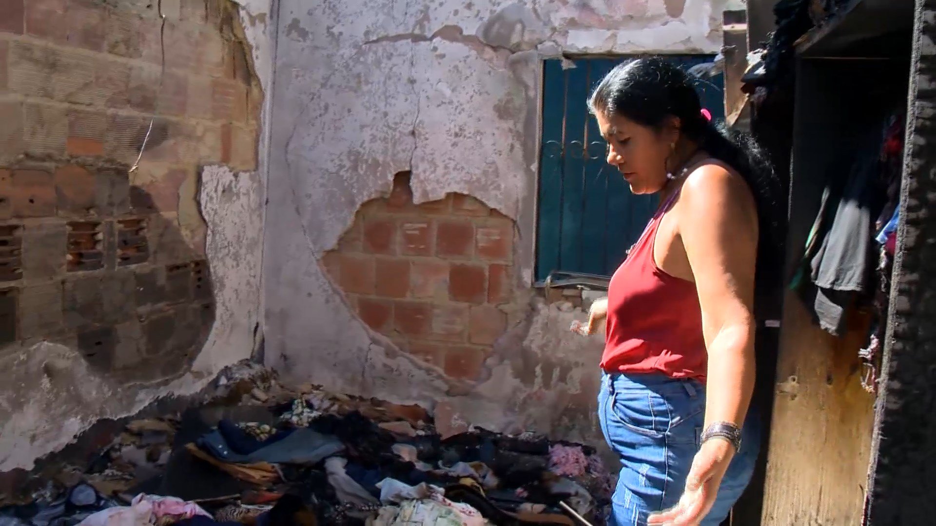 Eliane Valério Nascimento teve a residência incendiada no bairro Nova Rosa da Penha. Ela afirma que o ex-companheiro é o principal suspeito; homem nega acusações