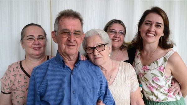 Domingos Lorenzon, a esposa Zelia Bortolotti Lorenzon, as filhas Elaine (esquerda), Jocilene (direita) e Eliziane (direita)